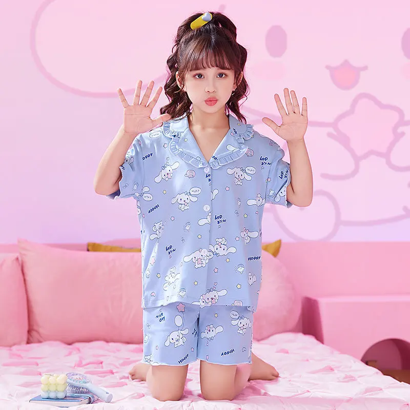 Пижама Sanrioed аниме Melody Cinnamoroll Kuromi для мальчиков и девочек, летняя футболка с коротким рукавом и шорты, одежда для сна, детская повседневная одежда
Пижама Sanrioed аниме Melody Cinnamoroll Kuromi для мальчиков и девочек, летняя футболка с коротким рукавом и шорты, одежда для сна, детская повседневная одежда