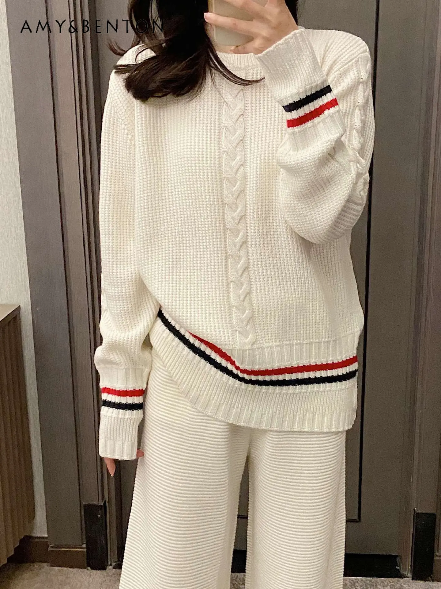 Женский вязаный свитер в стиле преппи на раннюю весну универсальный свободный пуловер с круглым вырезом в стиле простоя верхняя одежда шерстяной трикотаж 
Женский вязаный свитер в стиле преппи на раннюю весну универсальный свободный пуловер с круглым вырезом в стиле простоя верхняя одежда шерстяной трикотаж