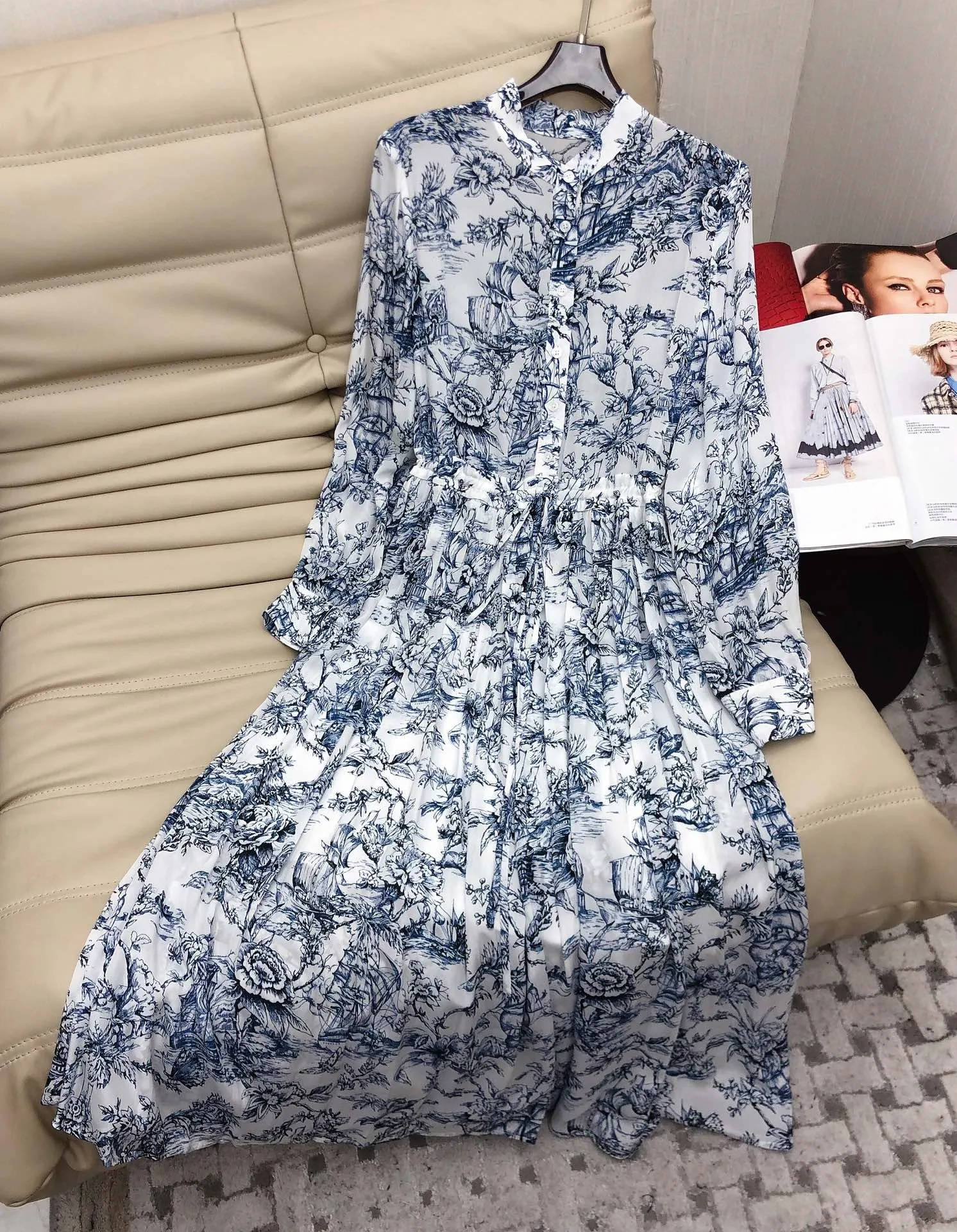 2023 Spring Blue Ink Painting Print Dress Single Breasted Three-dimensional Cutting Flora Print Drawstring Lace Large Skirt
2023 Spring Blue Ink Painting Print Dress Single Breasted Three-dimensional Cutting Flora Print Drawstring Lace Large Skirt