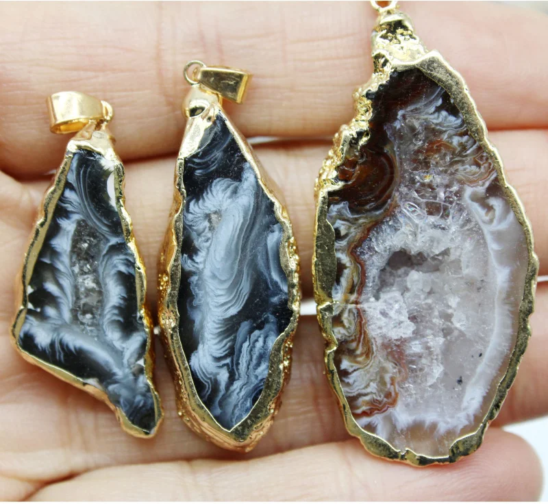 Natural Stone Electroplated Gold Edged Slice Open Brazilian Agates Geode Druzys Pendants DIY Jewelry Making Men WomenGifts 5Pcs
Natural Stone Electroplated Gold Edged Slice Open Brazilian Agates Geode Druzys Pendants DIY Jewelry Making Men WomenGifts 5Pcs