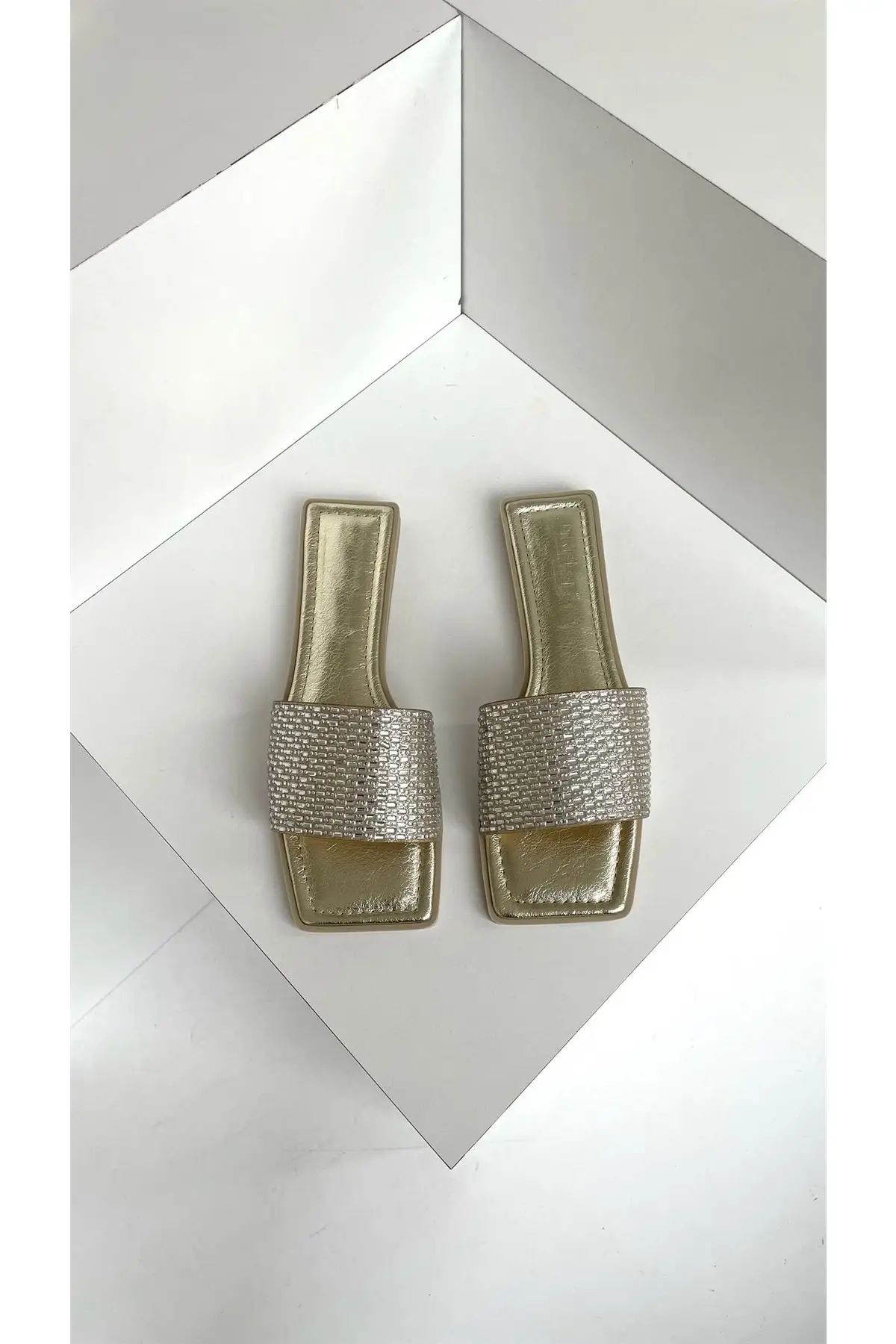 Women slippers with gold stone 
Women slippers with gold stone