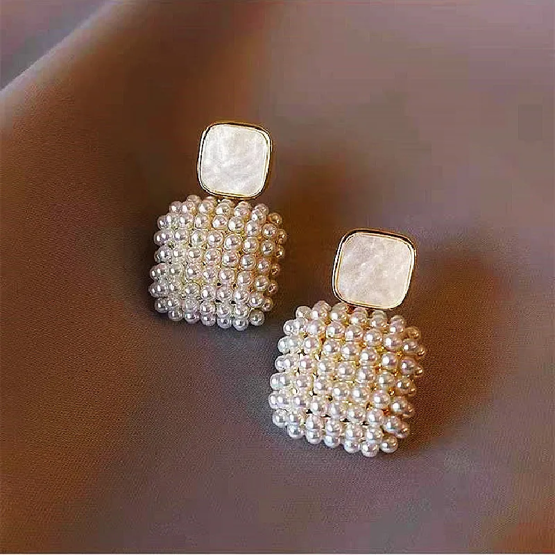 High Sense Simple Rice Pearl White Square Pendant Earrings For Woman 2022 in New Korean Fashion Jewelry Girls Sexy Accessories
High Sense Simple Rice Pearl White Square Pendant Earrings For Woman 2022 in New Korean Fashion Jewelry Girls Sexy Accessories