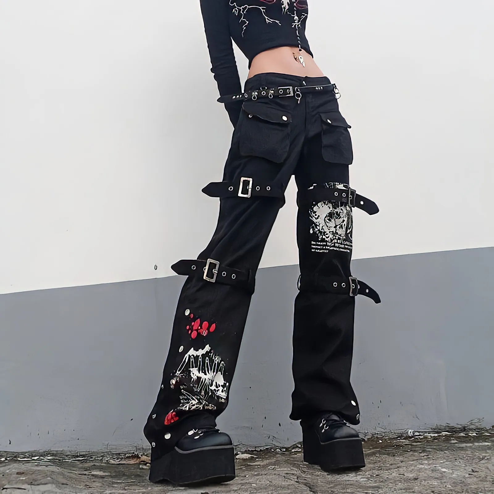 

Черные женские джинсы в американском стиле панк, летняя уличная одежда, брюки-карго с граффити и металлической пряжкой, Модные Винтажные пр...