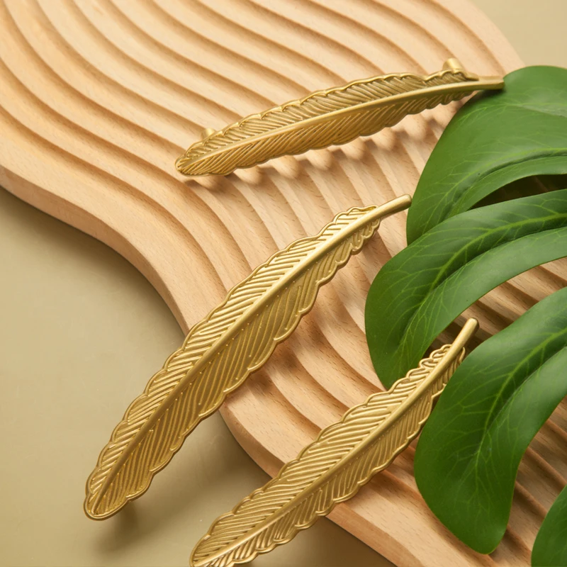 Brass Creative Feather Shape Furniture Handles Gold Cabinet and Drawer Handles Dresser Door Knobs Pulls Furniture Hardware
Brass Creative Feather Shape Furniture Handles Gold Cabinet and Drawer Handles Dresser Door Knobs Pulls Furniture Hardware