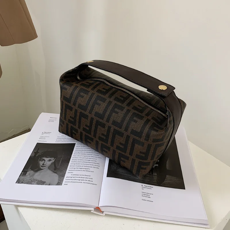 Модная косметичка из искусственной кожи с буквенным принтом, изысканная Вместительная дорожная портативная косметичка, женская сумочка дл... 
Модная косметичка из искусственной кожи с буквенным принтом, изысканная Вместительная дорожная портативная косметичка, женская сумочка дл...