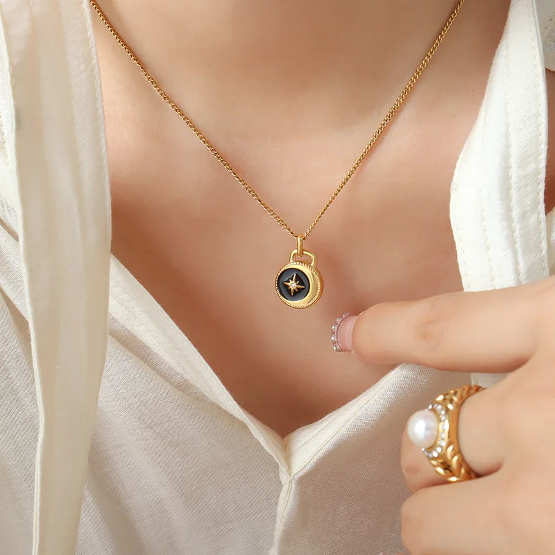 Fashionable Oil Dripping Round Pendant Necklace Titanium Steel Gold Plated Jewelry New Style
Fashionable Oil Dripping Round Pendant Necklace Titanium Steel Gold Plated Jewelry New Style