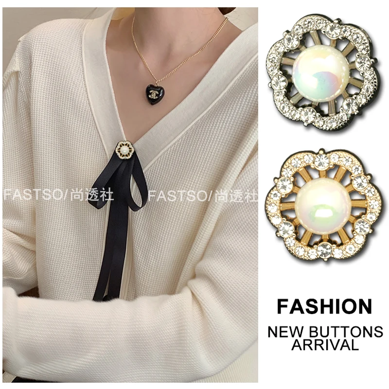 6pcs Luxury Pearl Flower Clothes Buttons Diamond Metal Buttons Female CC Suit Button Coat Cardigan Decoration Pearl Rhinestone
6pcs Luxury Pearl Flower Clothes Buttons Diamond Metal Buttons Female CC Suit Button Coat Cardigan Decoration Pearl Rhinestone