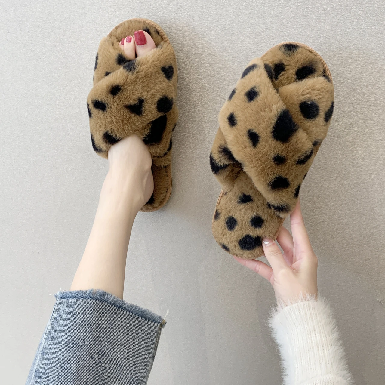 Ladies Winter Cotton Slippers Home Furry Round Toe Slippers Casual Flat Plush House Slippers Warm Designer Autumn Women Fashion
Ladies Winter Cotton Slippers Home Furry Round Toe Slippers Casual Flat Plush House Slippers Warm Designer Autumn Women Fashion