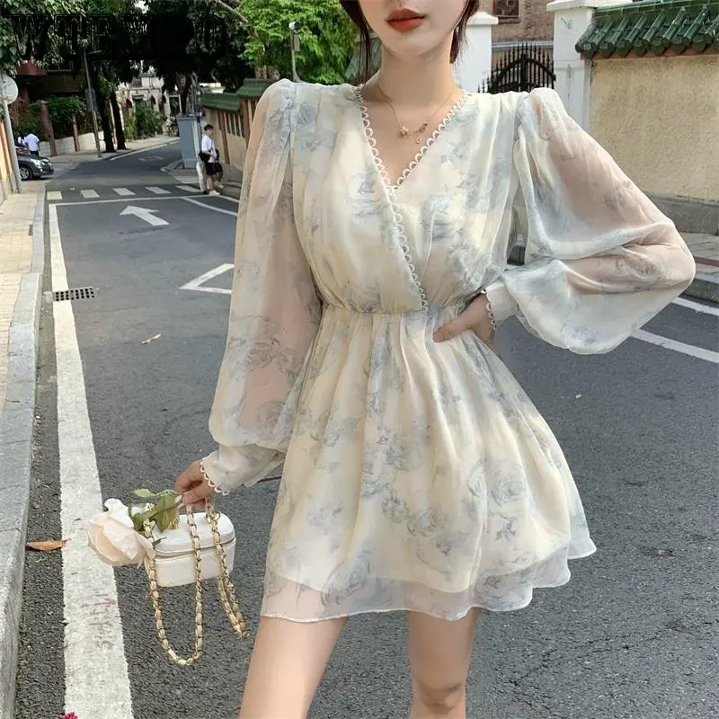 Женское шифоновое платье-макси с V-образным вырезом и трапециевидной юбкой
Женское шифоновое платье-макси с V-образным вырезом и трапециевидной юбкой