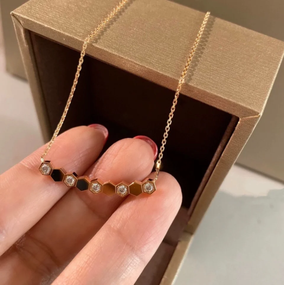 RAKOL Geometric Honeycomb Pendant Necklace for Women Delicate Stainless Steel Clavicle Chain Fashion Luxury Party Jewelry
RAKOL Geometric Honeycomb Pendant Necklace for Women Delicate Stainless Steel Clavicle Chain Fashion Luxury Party Jewelry