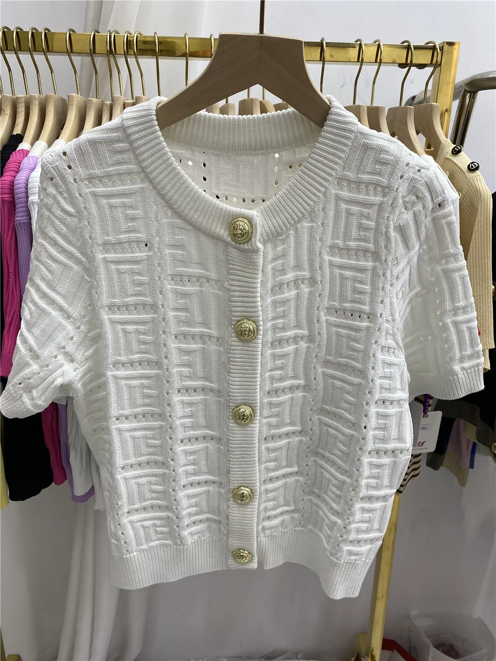 Трикотажный свитер с коротким рукавом и круглым вырезом
Трикотажный свитер с коротким рукавом и круглым вырезом