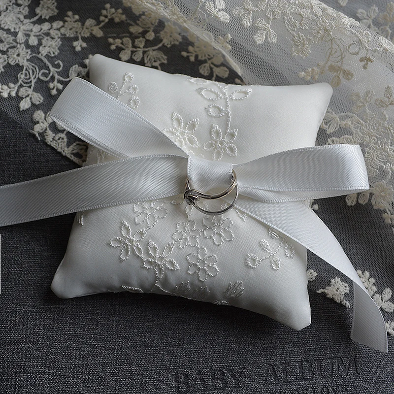 High Quality Wedding Ring Pillow Lace Flower Bride Wedding Decoration Pillows Cushion DIY Party Supplies Mariage Accessories
High Quality Wedding Ring Pillow Lace Flower Bride Wedding Decoration Pillows Cushion DIY Party Supplies Mariage Accessories