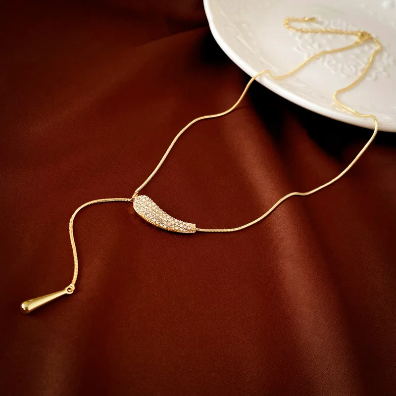 Zircon Horn Water Drop Necklace Real golden Electroplated Sweater Clavicle Chain Necklace
Zircon Horn Water Drop Necklace Real golden Electroplated Sweater Clavicle Chain Necklace
