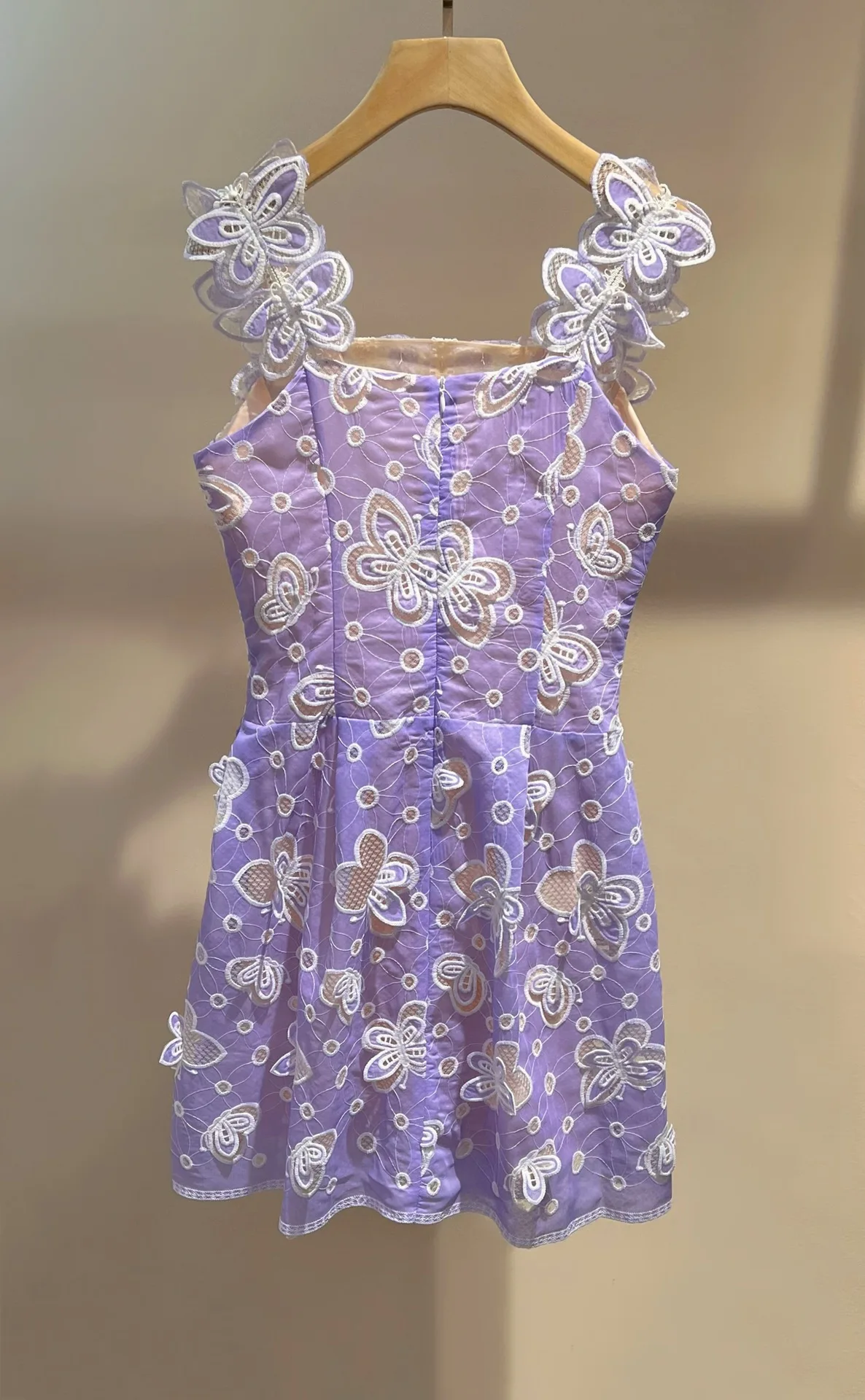 The visual appearance of the upper body of the new dress in early autumn is often thin
The visual appearance of the upper body of the new dress in early autumn is often thin