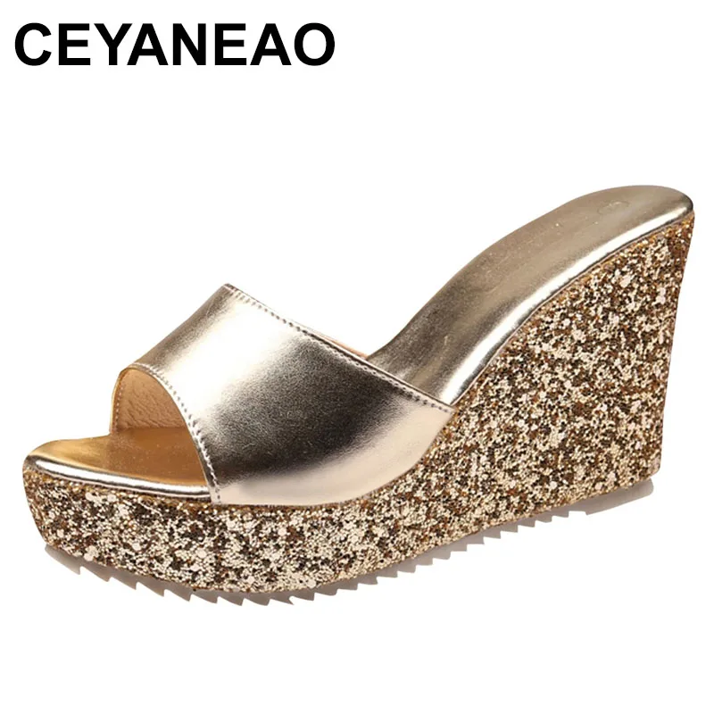 Женские кожаные шлепанцы на танкетке, с резиновой подошвой 
Женские кожаные шлепанцы на танкетке, с резиновой подошвой