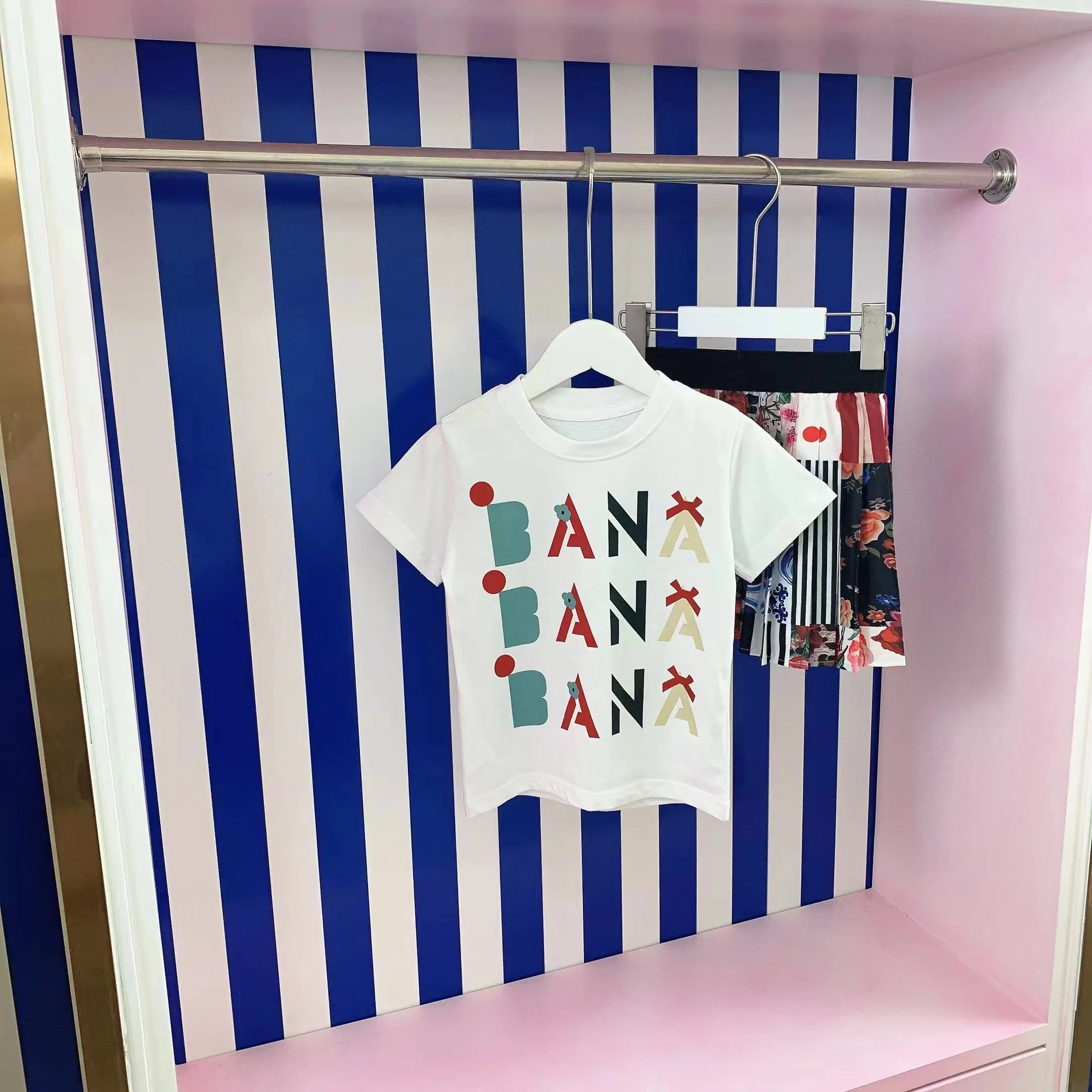 High end children's clothing summer girls' suit round neck letter short sleeve + pleated short skirt two piece party dress 
High end children's clothing summer girls' suit round neck letter short sleeve + pleated short skirt two piece party dress