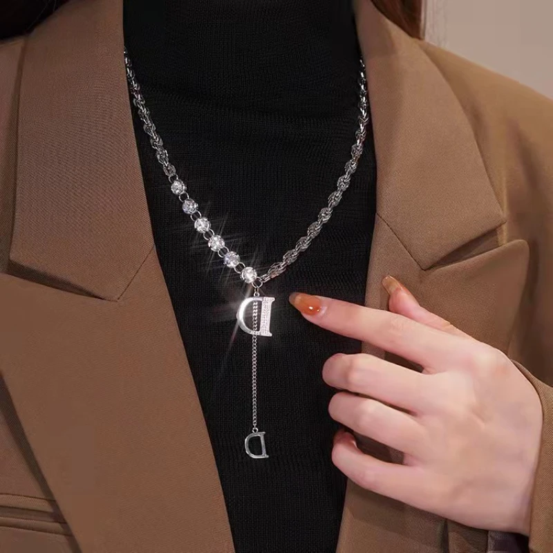 Kpop Luxury Zircon Letter D Pendant Necklace for Women Men Femininity Versatile Alloy Sweater Chain Choker Jewelry Envío Gratis 
Kpop Luxury Zircon Letter D Pendant Necklace for Women Men Femininity Versatile Alloy Sweater Chain Choker Jewelry Envío Gratis