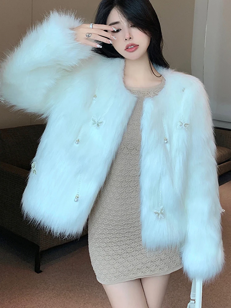 Winter Women Plush Faux Fur Coat Women Elegant Fashion Solid Pearl Pendant Fluffy Jacket Ladies Imitation Fox Fur Outerwear Tops
Winter Women Plush Faux Fur Coat Women Elegant Fashion Solid Pearl Pendant Fluffy Jacket Ladies Imitation Fox Fur Outerwear Tops