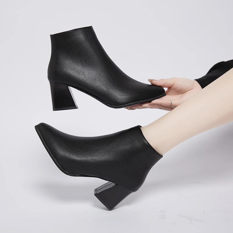 2022 New Fashion Leather Ankle Boots Women Thick High Heels Zipper Pointed Toe Autumn Winter Woman Shoes Square Heel White Black
2022 New Fashion Leather Ankle Boots Women Thick High Heels Zipper Pointed Toe Autumn Winter Woman Shoes Square Heel White Black