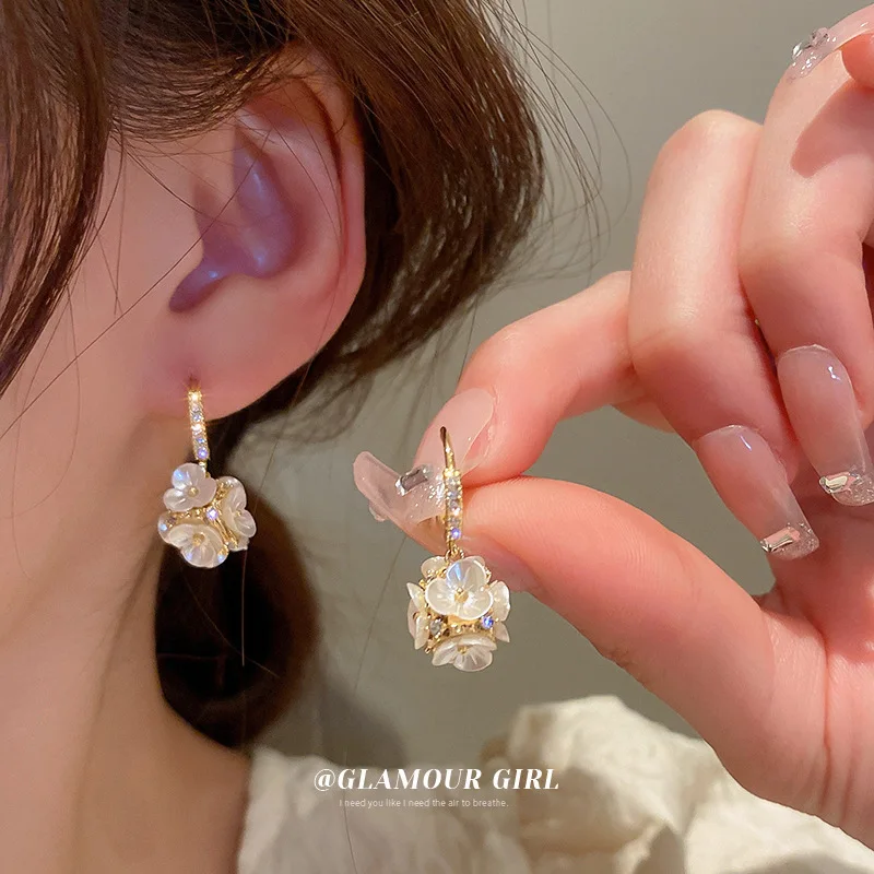 New Small Flower Rhinestone Delicate Earrings Ladies Korean Fashion Elegant Jewelry 2023 Trend Gift Earrings
New Small Flower Rhinestone Delicate Earrings Ladies Korean Fashion Elegant Jewelry 2023 Trend Gift Earrings