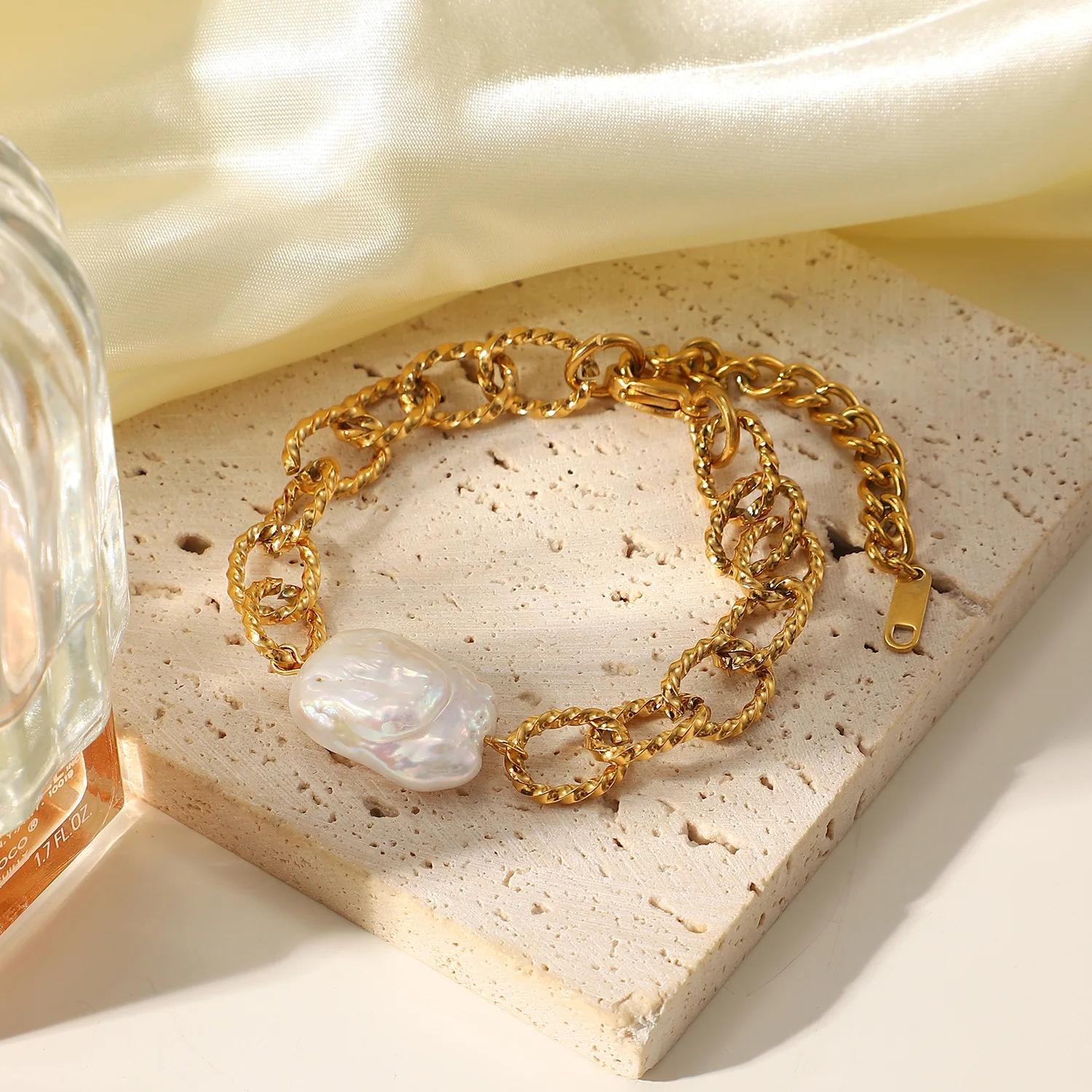 Gold-plated stainless steel bracelet retro baroque freshwater pearl twist chain bracelet female evil eye bracelet
Gold-plated stainless steel bracelet retro baroque freshwater pearl twist chain bracelet female evil eye bracelet