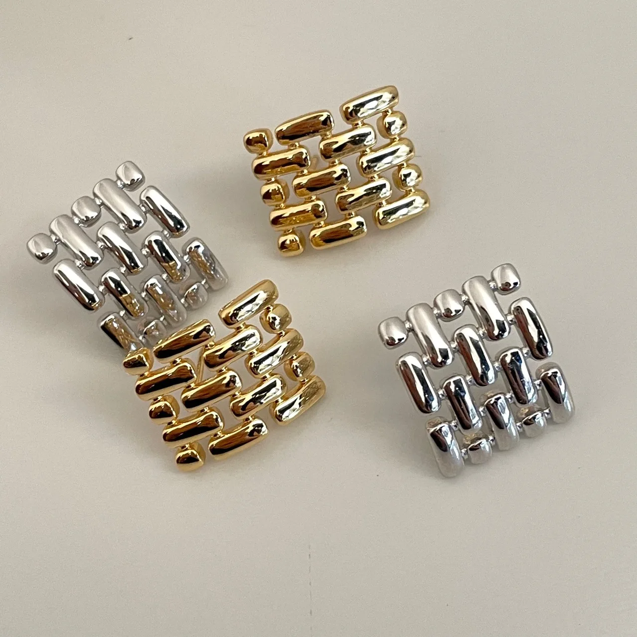 LONDANY earrings New simple square braided hollow Earrings watch band Earrings female
LONDANY earrings New simple square braided hollow Earrings watch band Earrings female