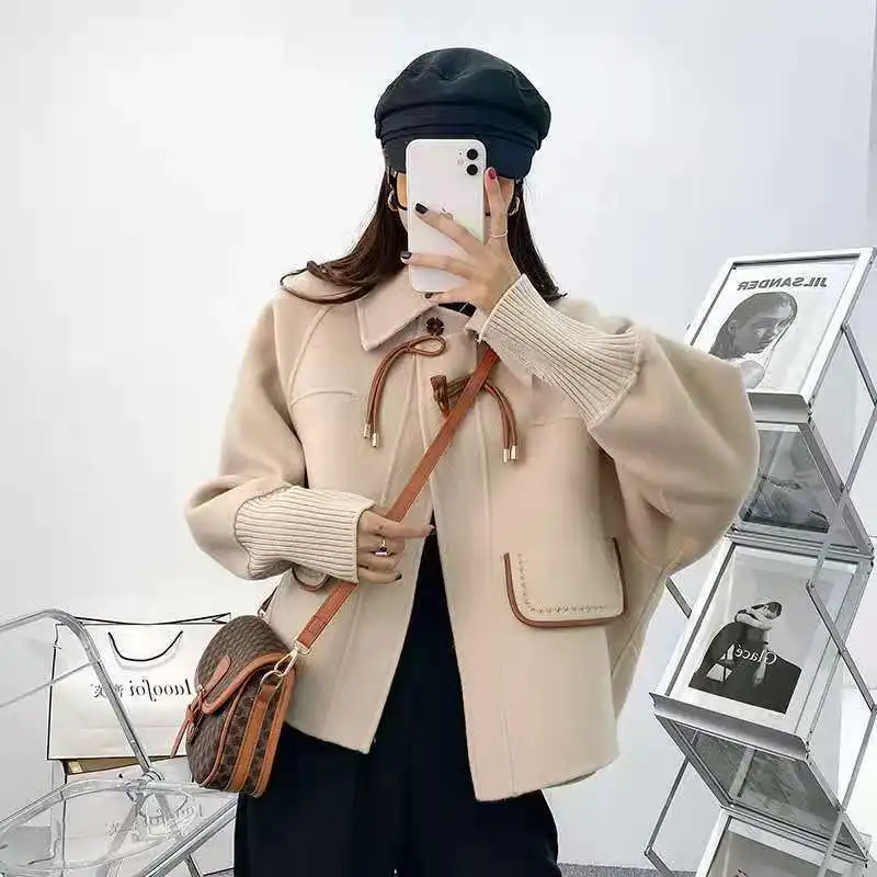 2023 women's autumn new fashionable short knit cardigan shaped pocket top,Imitation double-sided denim cowhide button coat
2023 women's autumn new fashionable short knit cardigan shaped pocket top,Imitation double-sided denim cowhide button coat