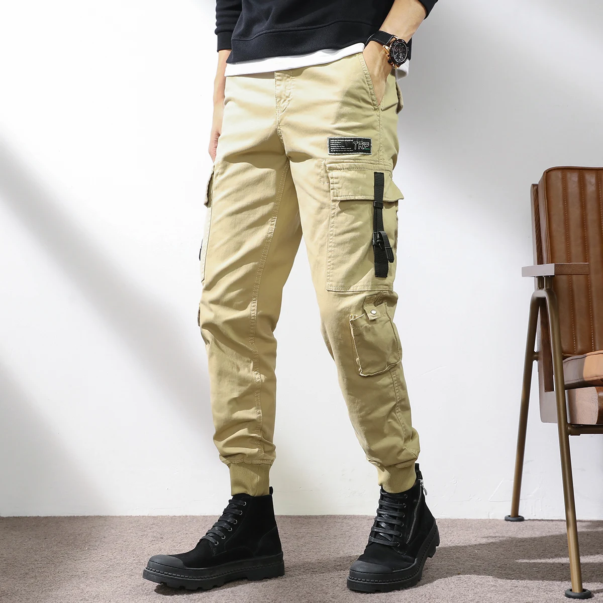 Осенние оригинальные Ретро Волшебные пряжки, повседневные брюки с множеством карманов, ярлыки, свободные рабочие брюки
Осенние оригинальные Ретро Волшебные пряжки, повседневные брюки с множеством карманов, ярлыки, свободные рабочие брюки