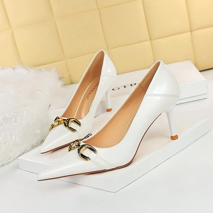 Women's Single Shoes Thin High Heels Glossy Finish Patent Leather Pumps Shallow Mouth Pointed Toe Metal Belt Buckle
Women's Single Shoes Thin High Heels Glossy Finish Patent Leather Pumps Shallow Mouth Pointed Toe Metal Belt Buckle