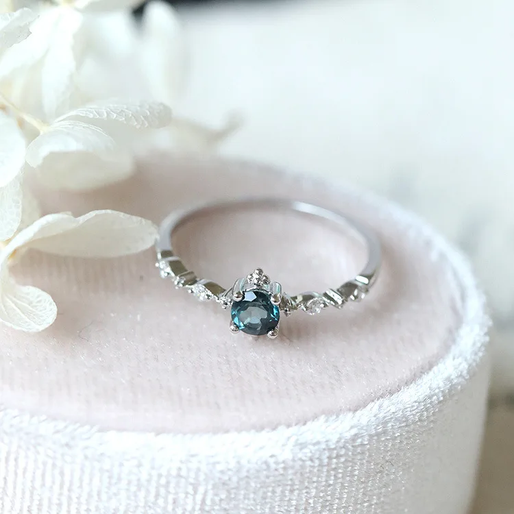 S925 Sterling Silver Geometric Ring Fashionable, Luxury, and Small in Design, Personalized, Simple, and Versatile Women's Ring
S925 Sterling Silver Geometric Ring Fashionable, Luxury, and Small in Design, Personalized, Simple, and Versatile Women's Ring