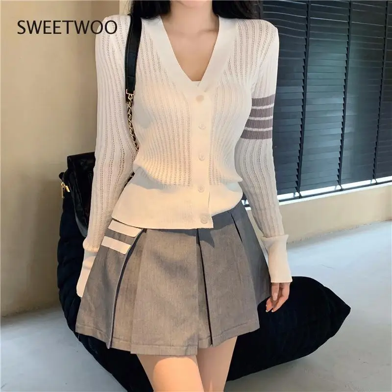 Korean Thin Knitted Single-Breasted Cardigans Sweaters Women Long Sleeve O-Neck Pearl Buttons Hollow Elegant Fashion Ladies Tops
Korean Thin Knitted Single-Breasted Cardigans Sweaters Women Long Sleeve O-Neck Pearl Buttons Hollow Elegant Fashion Ladies Tops
