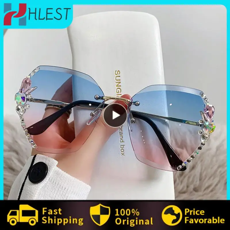 1PCS Vintage Rimless Rhinestone Sunglasses Brand Designer Sunglasses Retro Cutting Lens Gradient Sun Glasses Female Shades UV400
1PCS Vintage Rimless Rhinestone Sunglasses Brand Designer Sunglasses Retro Cutting Lens Gradient Sun Glasses Female Shades UV400