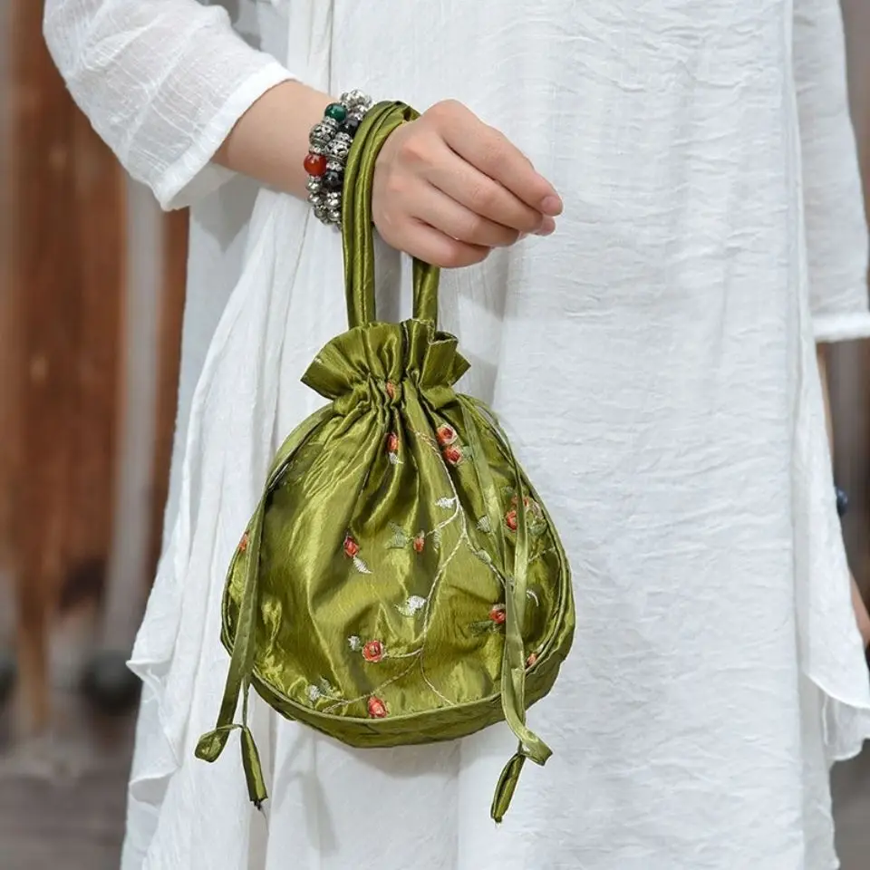 2022 Woman Handbag Embroidery Flower Silk Bag Small Tote String Open Embroidery Mini Bag For Party Moible Purse Chinese Style
2022 Woman Handbag Embroidery Flower Silk Bag Small Tote String Open Embroidery Mini Bag For Party Moible Purse Chinese Style