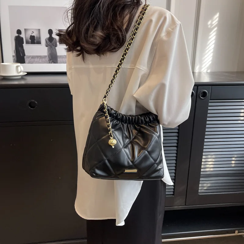 Popular Bag Handbag 2023 Summer New Fashion Leisure Rhombic Shoulder Bag Commuter Chain Crossbody Bag
Popular Bag Handbag 2023 Summer New Fashion Leisure Rhombic Shoulder Bag Commuter Chain Crossbody Bag