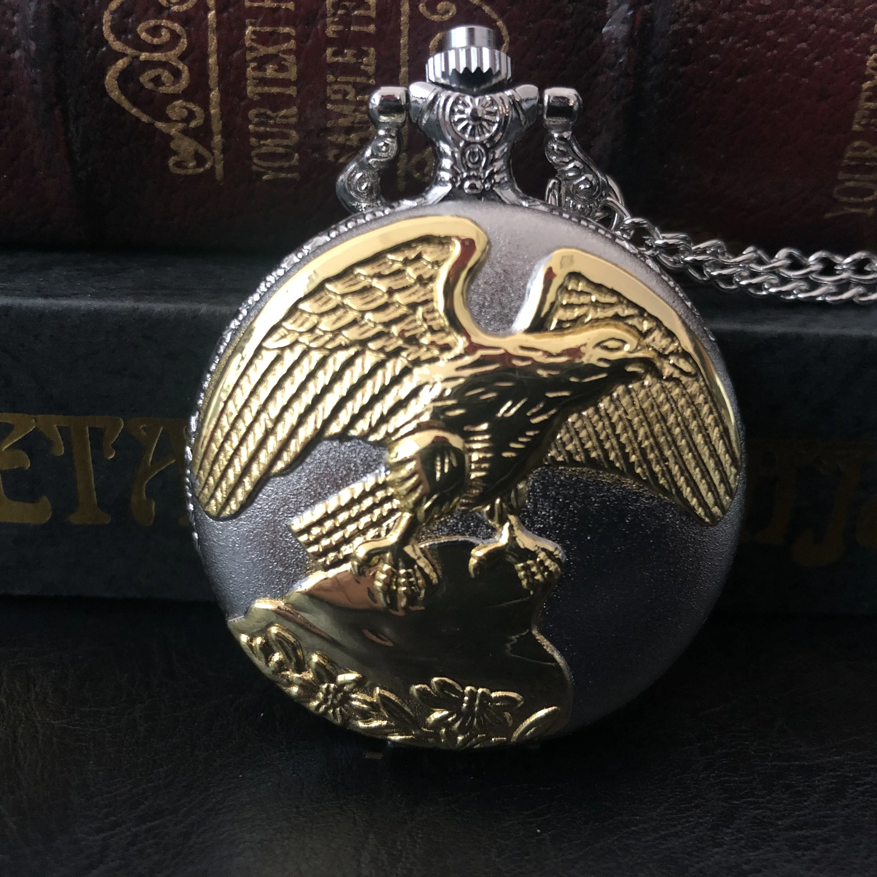 Новое поступление серебряные кварцевые карманные часы 3D Золотой орел резное ожерелье кулон Подарки для женщин или мужчин с цепью Fob 
Новое поступление серебряные кварцевые карманные часы 3D Золотой орел резное ожерелье кулон Подарки для женщин или мужчин с цепью Fob