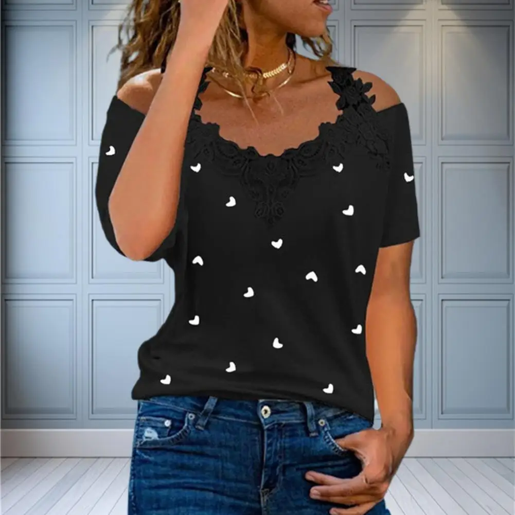 Женская летняя блузка с открытыми плечами и цветочной вышивкой 
Женская летняя блузка с открытыми плечами и цветочной вышивкой