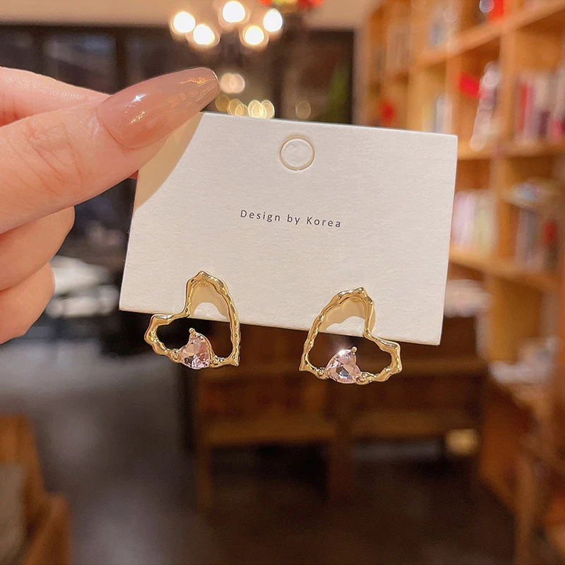 Pink Stone Heart Stud Earrings Gold Color Irregular Hollow Heart Minimalistic Earrings Jewelry Gifts New 2023 pendiente corazón
Pink Stone Heart Stud Earrings Gold Color Irregular Hollow Heart Minimalistic Earrings Jewelry Gifts New 2023 pendiente corazón