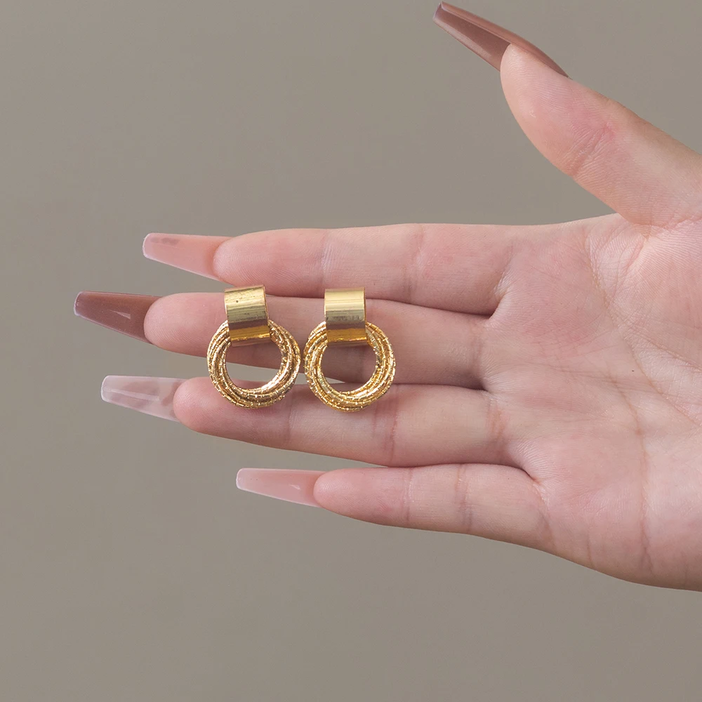 A Pair Gold Silver New Sweet Simple Temperament Earrings Hollow Out Circle Shiny Gold Thread Twining Earrings Jewelry Gift
A Pair Gold Silver New Sweet Simple Temperament Earrings Hollow Out Circle Shiny Gold Thread Twining Earrings Jewelry Gift