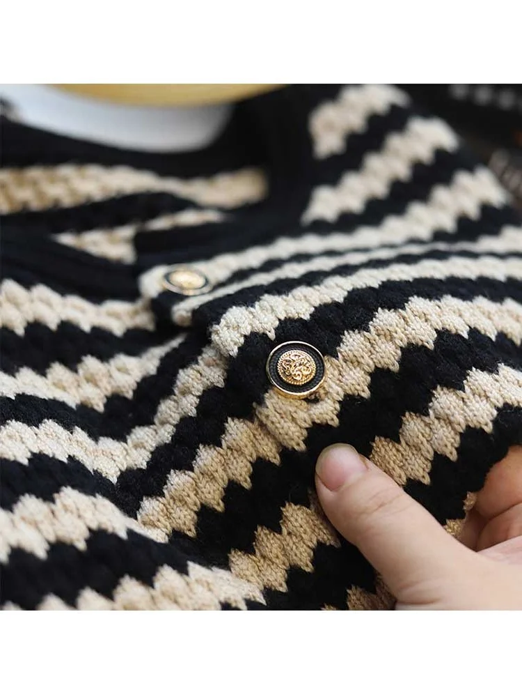 Lazy Style Knitted Cardigan Women Celebrity High Grade Black and White Striped Sweater Women 2022 Autumn and Winter New Style
Lazy Style Knitted Cardigan Women Celebrity High Grade Black and White Striped Sweater Women 2022 Autumn and Winter New Style