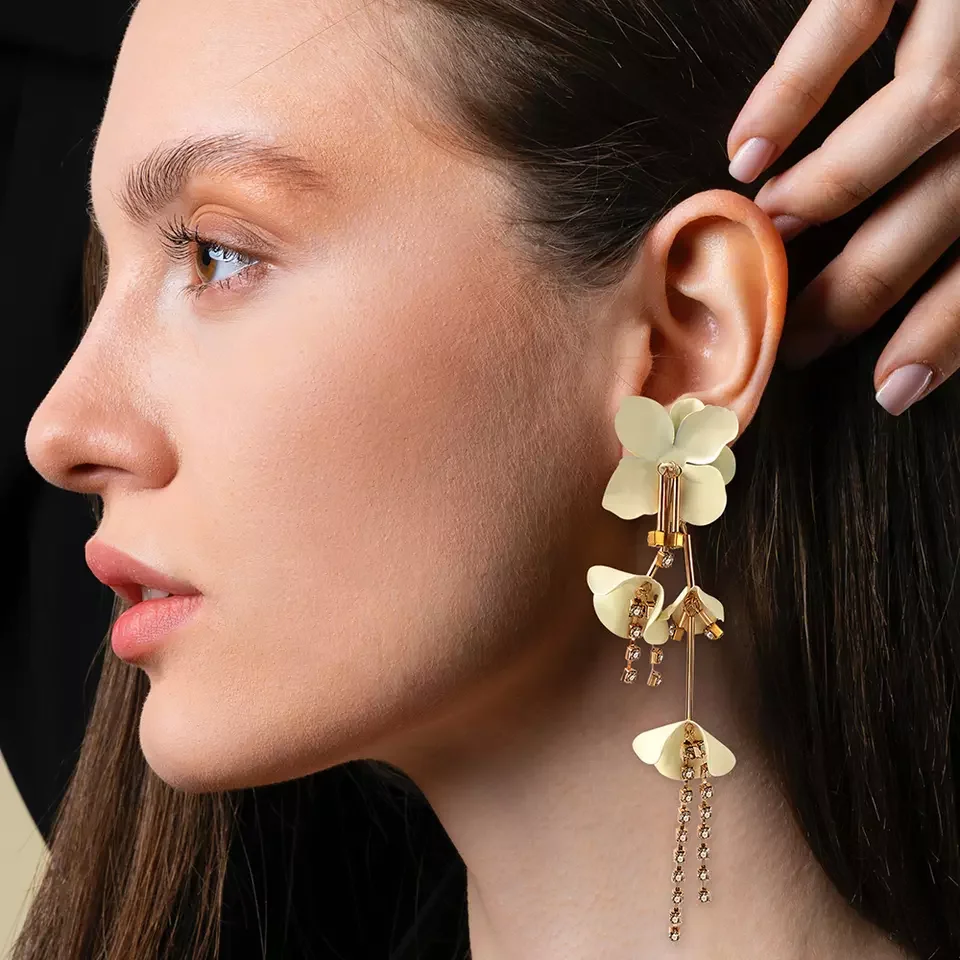 Fashionable Metal Paint Flower Earrings Exaggerated Rhinestone Tassels Earrings Jewelry For Women Long Earrings
Fashionable Metal Paint Flower Earrings Exaggerated Rhinestone Tassels Earrings Jewelry For Women Long Earrings