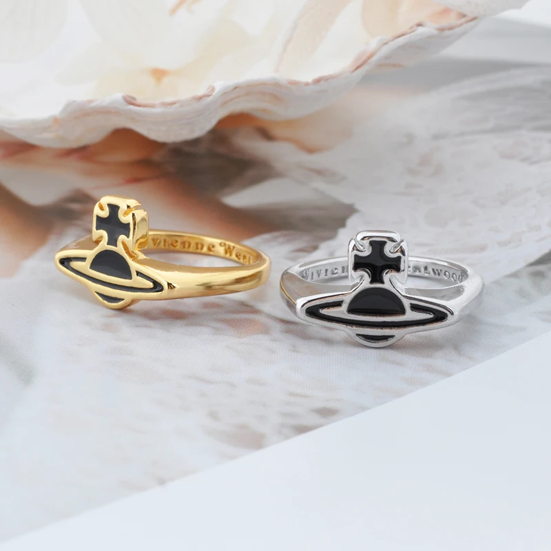 Pop Vivienne West Queen Simple Black Lacquer Saturn Ring For Fashion Women Jewelry Punk Style Ins The Same Tail Ring Couple Gift
Pop Vivienne West Queen Simple Black Lacquer Saturn Ring For Fashion Women Jewelry Punk Style Ins The Same Tail Ring Couple Gift