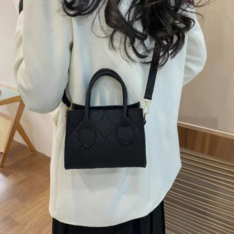 New Women's Handbag Pure color Luxury Shoulder bag High Quality Women Underarm Bag Designer Felt Side Short Small Handbags
New Women's Handbag Pure color Luxury Shoulder bag High Quality Women Underarm Bag Designer Felt Side Short Small Handbags