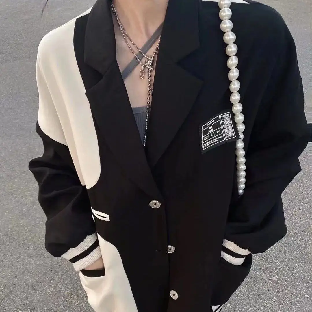 Женский костюм ZCSMLL с комбинированным топом контрастных цветов, бейсбольное весеннее пальто, Дизайнерская куртка с отложным воротником и длинным рукавом, черного и белого цвета
Женский костюм ZCSMLL с комбинированным топом контрастных цветов, бейсбольное весеннее пальто, Дизайнерская куртка с отложным воротником и длинным рукавом, черного и белого цвета