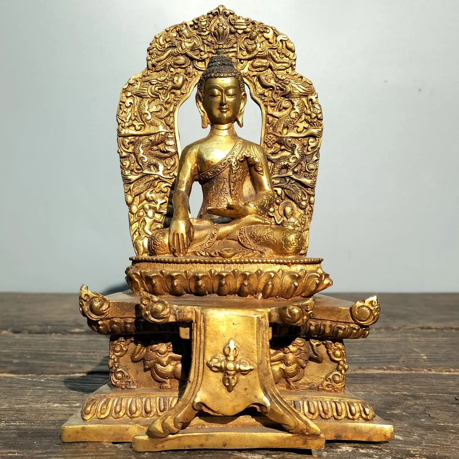 7" Chinese Folk Collection Old Bronze Gilt Shakyamuni Backlight Buddha Terrace worship buddha ornament Town house Exorcism
7" Chinese Folk Collection Old Bronze Gilt Shakyamuni Backlight Buddha Terrace worship buddha ornament Town house Exorcism