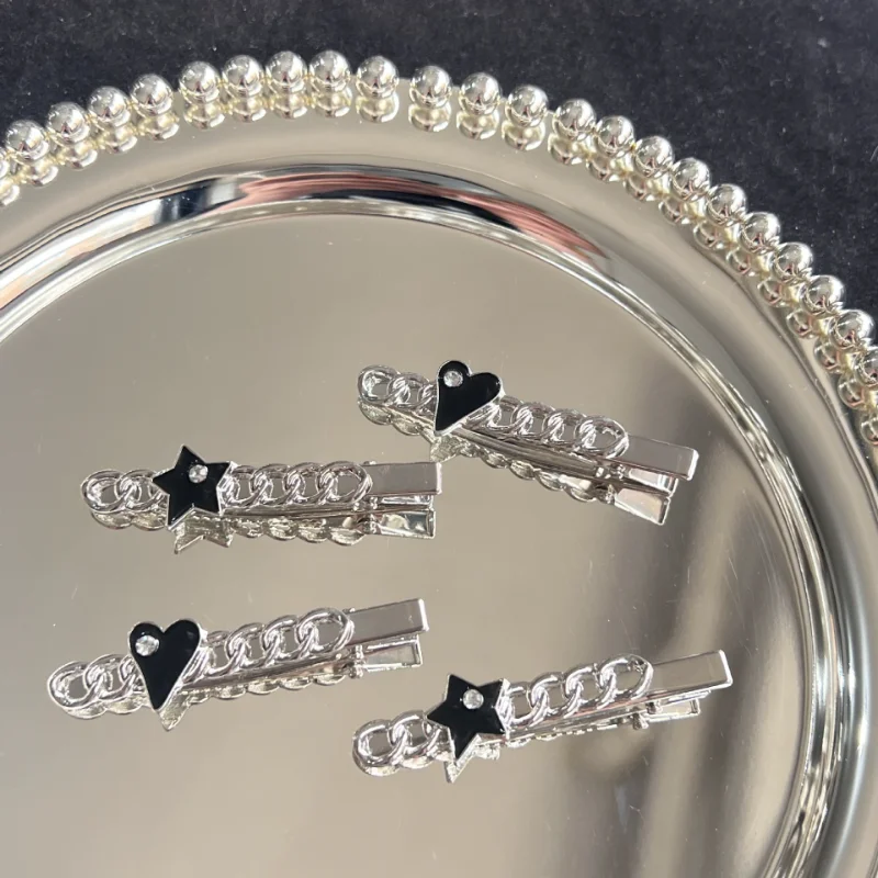 2pcs/set Korean New Y2k Cool Metal Chain Hair Clip Charm Punk Trendy Barrettes Heart Pentagram Hairpin Accessories Headdress
2pcs/set Korean New Y2k Cool Metal Chain Hair Clip Charm Punk Trendy Barrettes Heart Pentagram Hairpin Accessories Headdress
