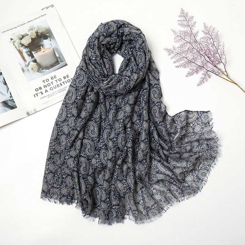 

2022Autumn and winter new national wind cashew print cotton and linen shawl fringe cultural travel shawl beach sunscreen scarf