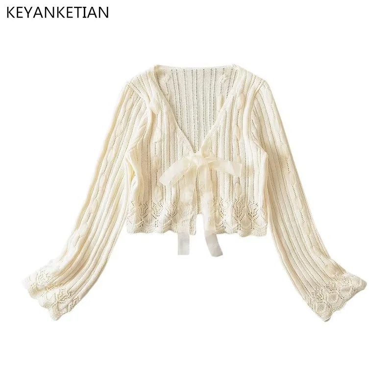 Демисезонный вязаный кардиган KEYANKETIAN с бантом, кружевными вырезами и цветочным узором 
Демисезонный вязаный кардиган KEYANKETIAN с бантом, кружевными вырезами и цветочным узором