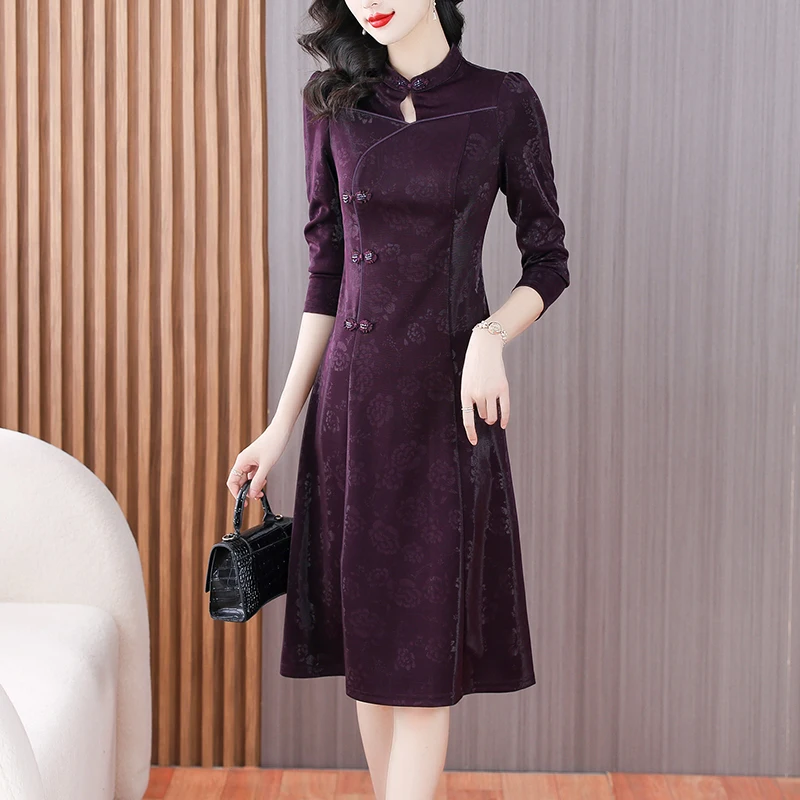 Новинка 2023, роскошное осеннее Новое темпераментное модное тонкое элегантное облегающее платье средней длины в китайском стиле с воротником-стойкой
Новинка 2023, роскошное осеннее Новое темпераментное модное тонкое элегантное облегающее платье средней длины в китайском стиле с воротником-стойкой