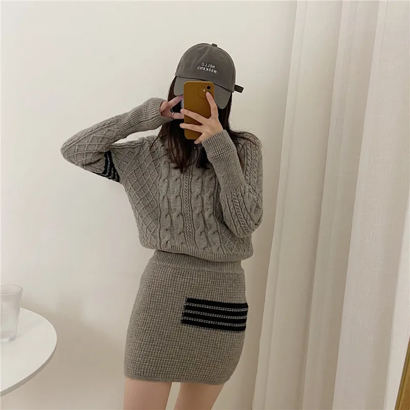 

Korean version of the four-bar knitted sweater waffle hip skirt suit women's tb college wind twist