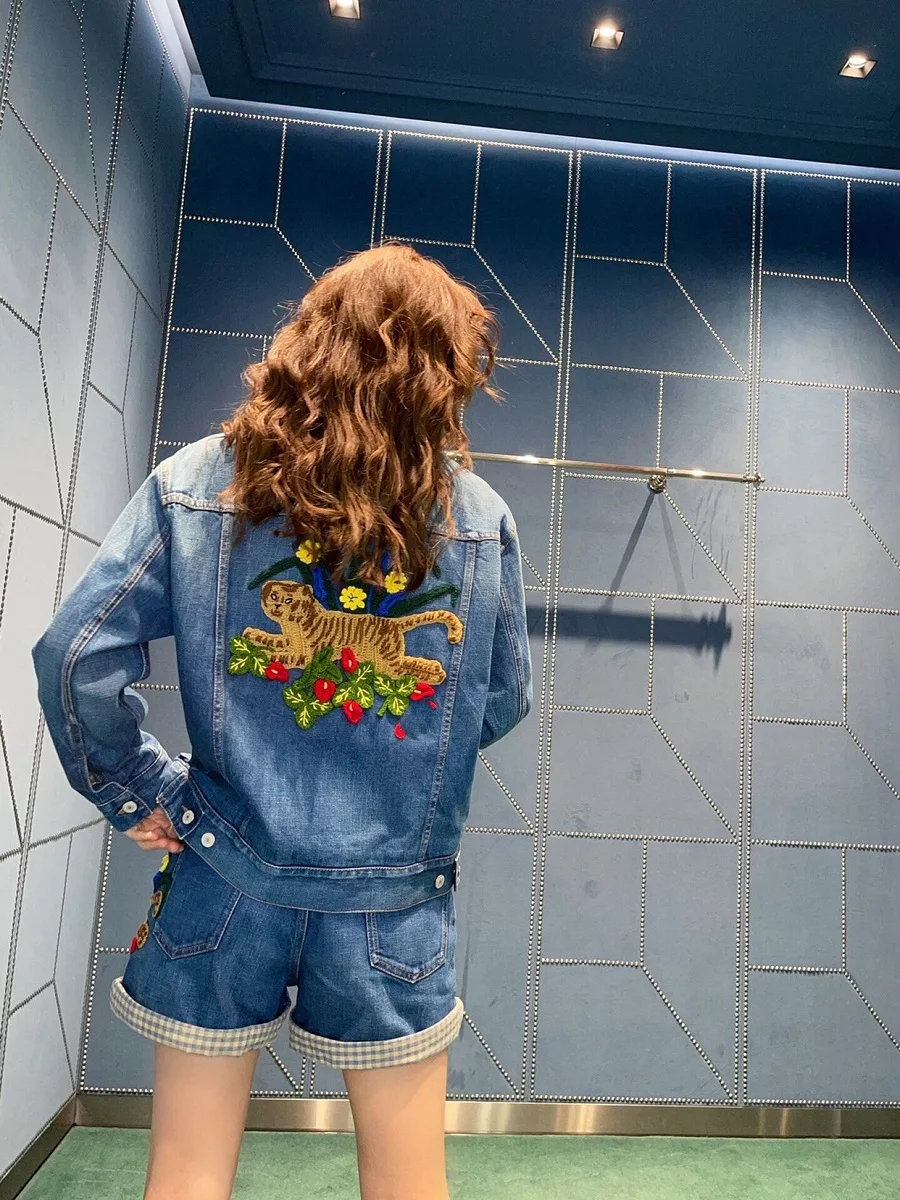 Женская джинсовая куртка и шорты, свободная повседневная куртка из двух предметов с высокой талией и бюстгальтером размера XL, лето 2022
Женская джинсовая куртка и шорты, свободная повседневная куртка из двух предметов с высокой талией и бюстгальтером размера XL, лето 2022